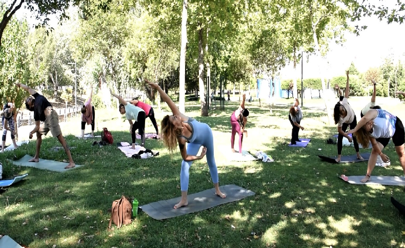 Bornova’da açık havada yoga