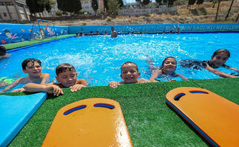 Bucalı çocuklar “mahalledeki havuzda” yüzme öğreniyor