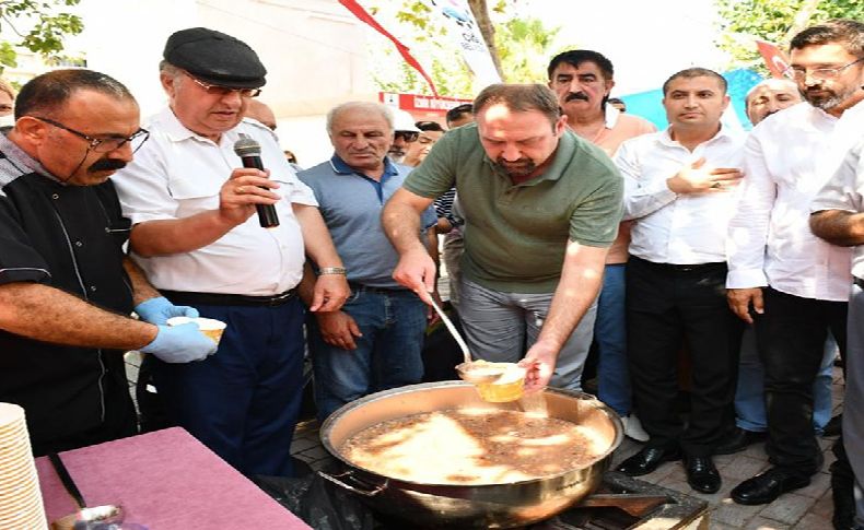Çiğli'de vatandaşlara aşure ikramı