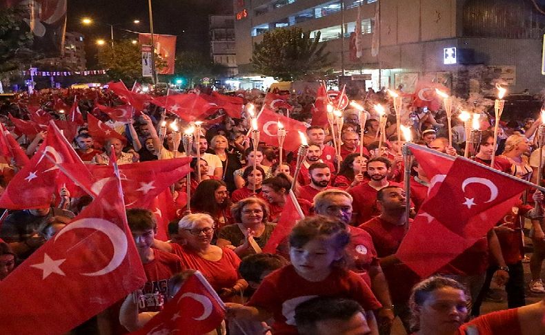 Coşku denize taştı: Karşıyaka'da omuz omuz 'Zafer' yürüyüşü