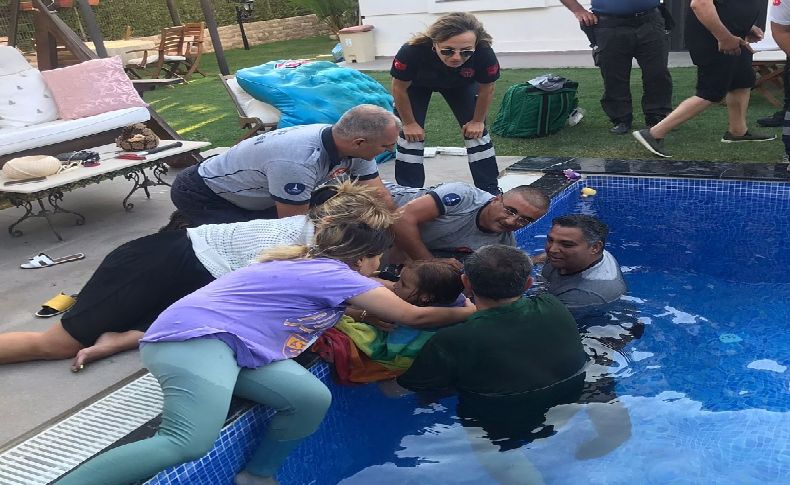 Eli havuzun borusuna sıkışan çocuğu itfaiye ekipleri kurtardı