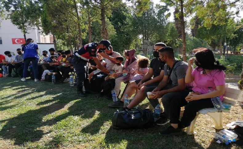 İzmir'de 855 göçmen ve 8 organizatör yakalandı