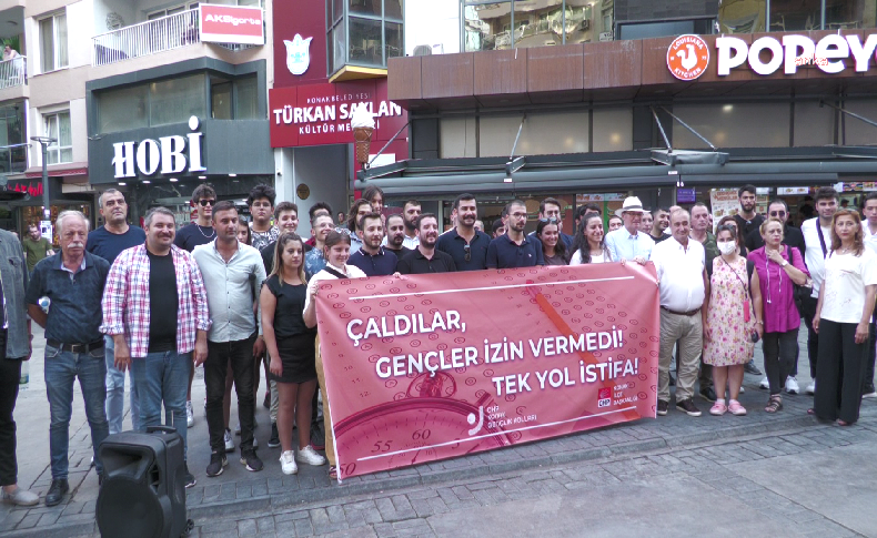 İzmir'de CHP'li gençlerden KPSS protestosu