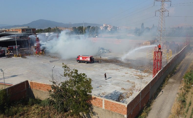 İzmir'de kağıt fabrikasında korkutan yangın