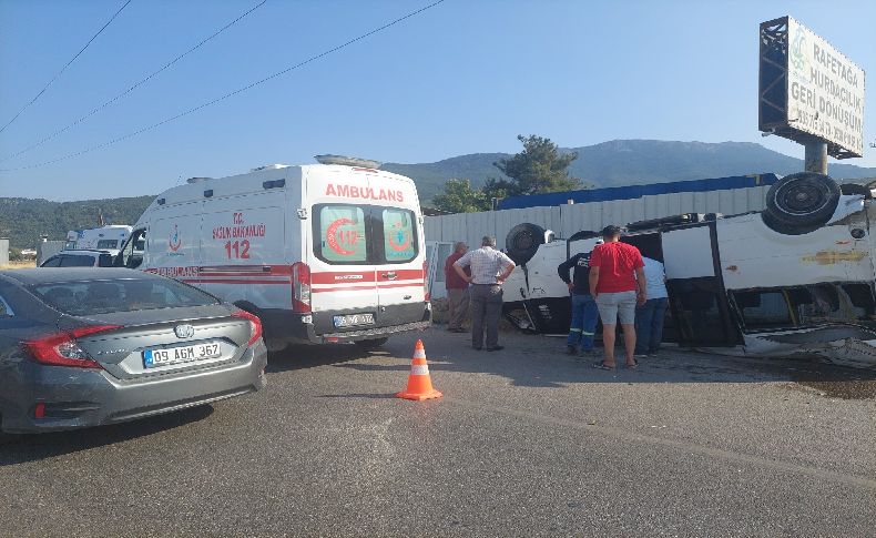 İzmir'de yolcu minibüsü ile otomobil çarpıştı: 5 yaralı