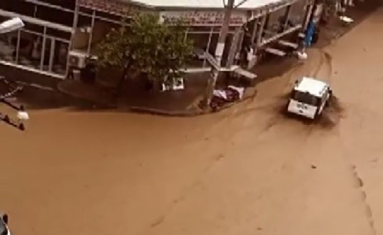 İzmir'i ikinci kez sağanak vurdu