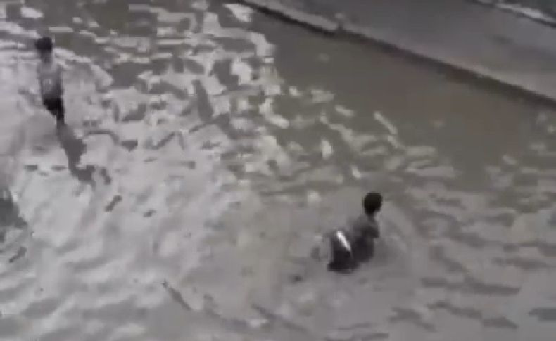 İzmir’de göle dönen sokakta çocuklar yüzdü