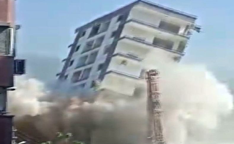 İzmir’de paniğe yol açan yıkım: 10 katlı bina yerle bir oldu