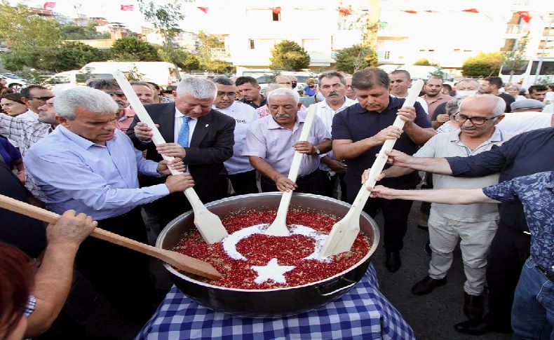 Karşıyaka'da yoğun katılımlı aşure buluşması