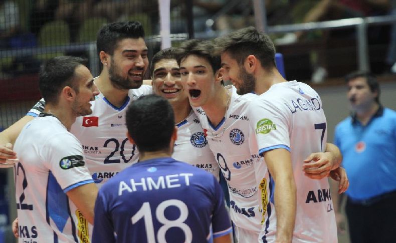 8. TSYD İzmir Voleybol Turnuvasında şampiyon Arkas