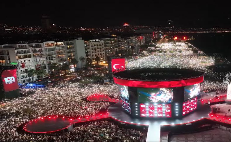 İzmirliler Gündoğdu Meydanı'na akın etti!