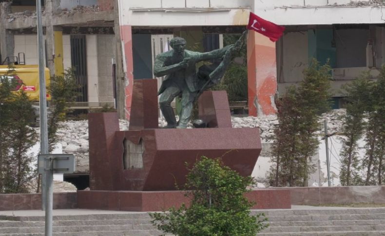 Hırsızlar, İzmir'deki İlk Kurşun Anıtı'nın rölyefini çalmak istedi