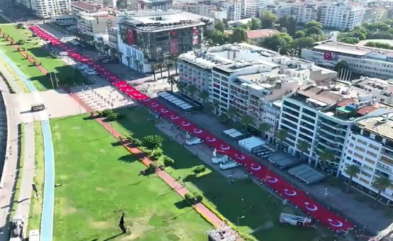 İzmir'de 350 metrelik bayrak taşındı