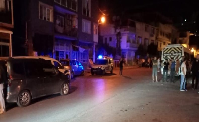 İzmir'de alkollü şahıs ihbara gelen polisi bıçakla yaraladı