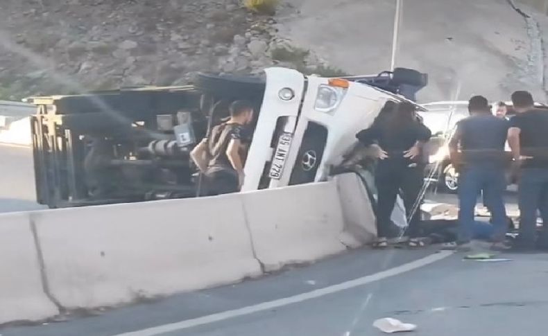 İzmir'de feci kaza: Sürücü olay yerinde hayatını kaybetti