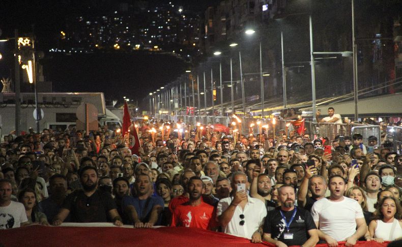 İzmir'de fener alayı yürüyüşü düzenlendi