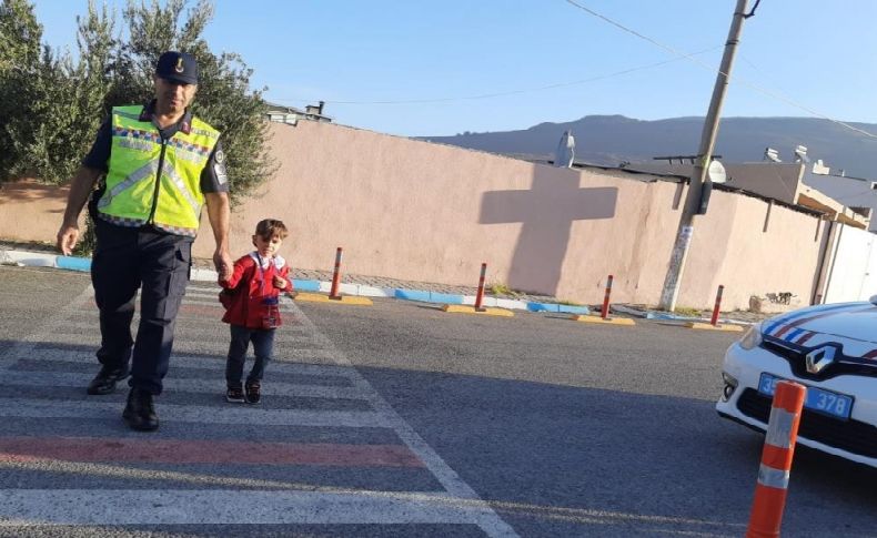 İzmir'de jandarmadan okul ve çevresi denetimi