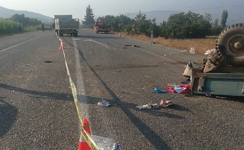 İzmir'de tarım işçilerini taşıyan traktör ile kamyon çarpıştı: Ölü ve yaralılar var