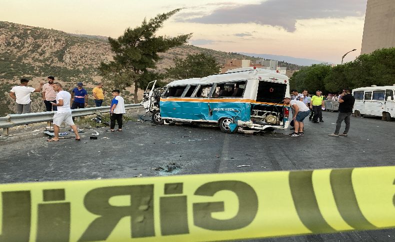 İzmir'de yolcu minibüsü ile servis aracı çarpıştı: 2 ölü