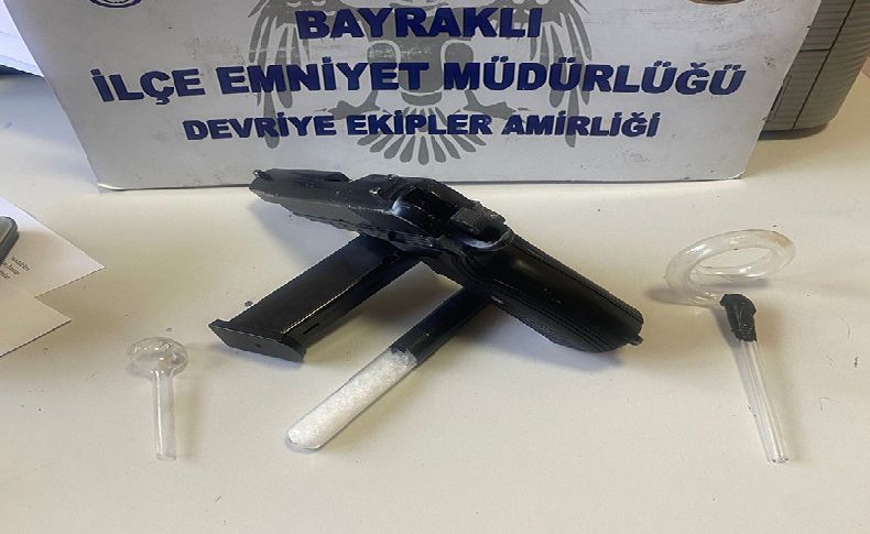 İzmir’de farklı suçlardan aranan zanlı çalıntı araçta yakalandı