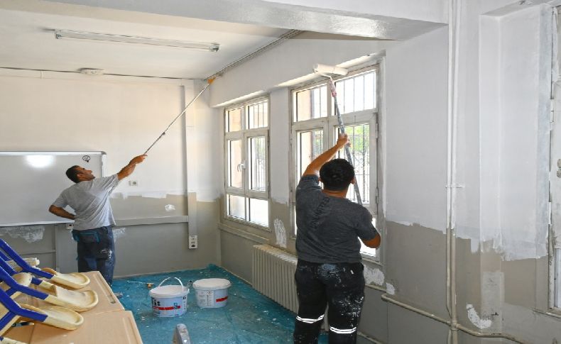 Karabağlar'da okullar boyanıyor
