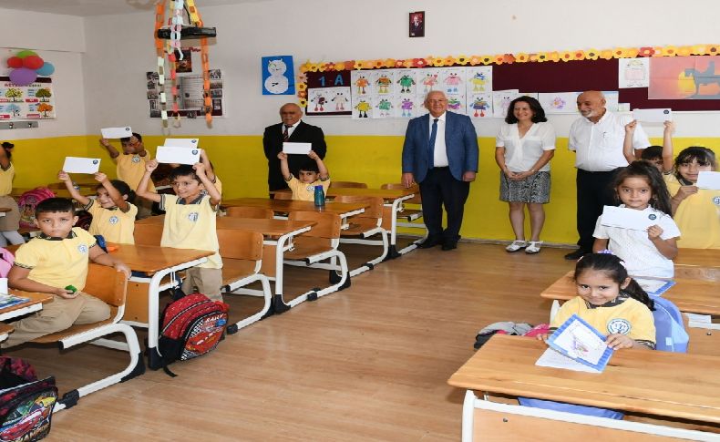 Karabağlar'dan ailelere 'Eğitim Kart' desteği