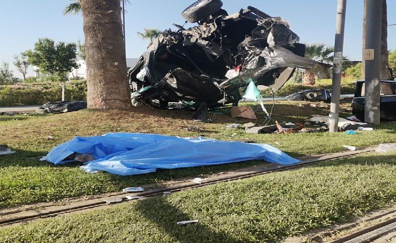 Karşıyaka'da feci kaza: Bariyere çarpıp tramvay yoluna uçtu