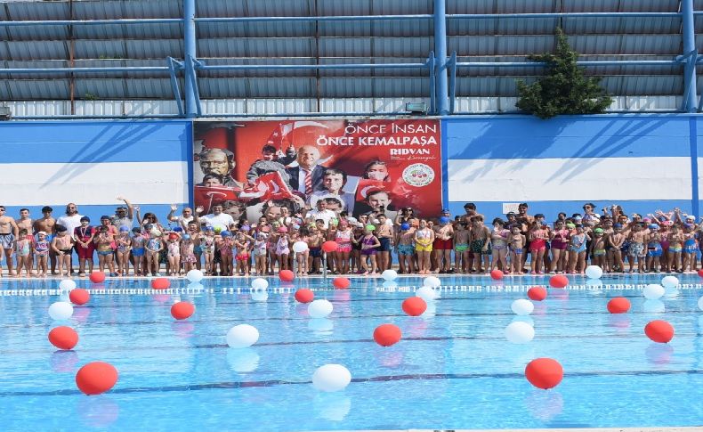 Kemalpaşa'da yüzlerce çocuk yüzme öğrendi