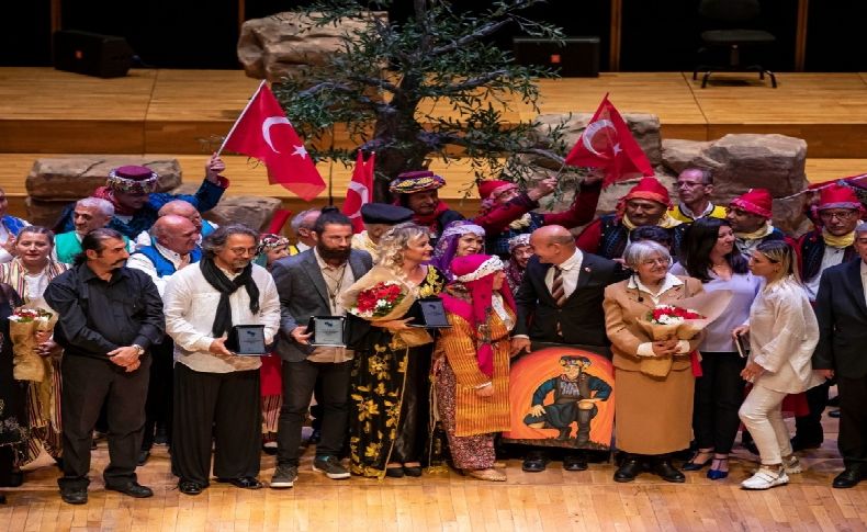 Muhtarlardan 100'üncü yıl performansı: Türkiye yine  İzmir’den ilham almalı