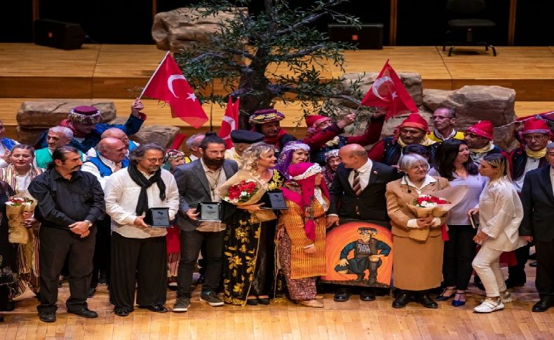 Muhtarlardan 100'üncü yıl performansı: Türkiye yine İzmir’den ilham almalı