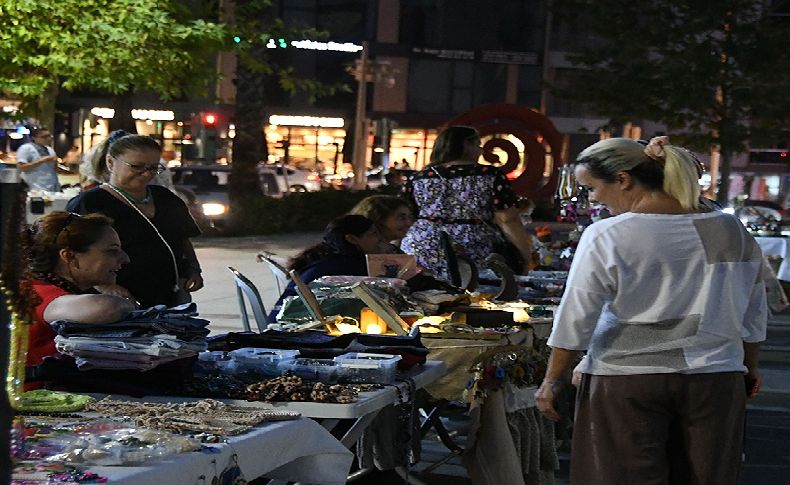 Narlıdere'nin gece pazarına yoğun ilgi