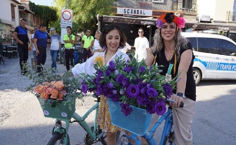 Süslü kadınlar Alaçatı'da pedalladı