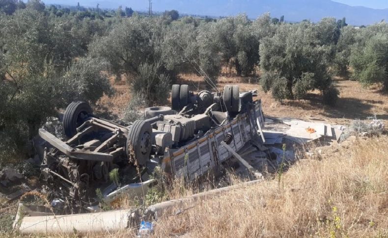 Tire’de kamyon şarampole devrildi: Sürücü ağır yaralandı