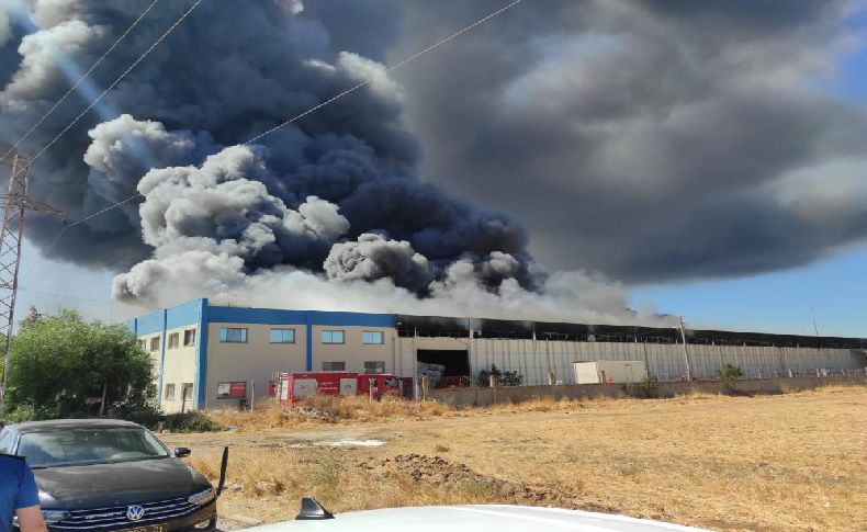 Torbalı'daki yatak fabrikası yangında küle döndü