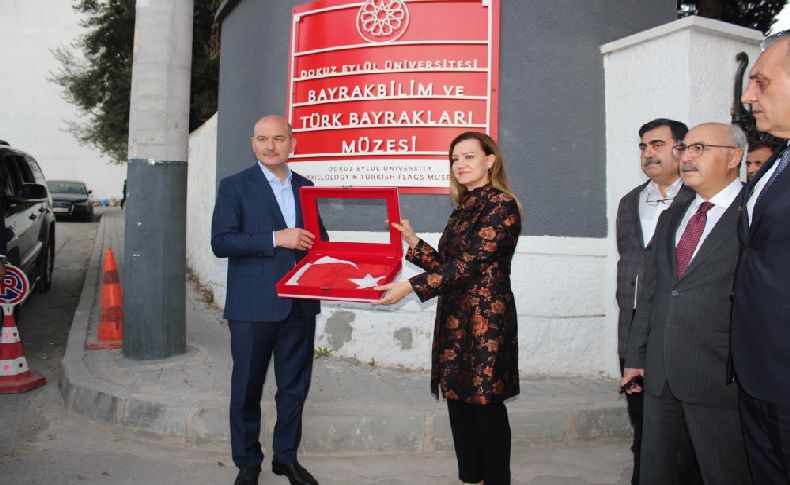 Bakan Soylu'ya Türk bayrağı hediyesi