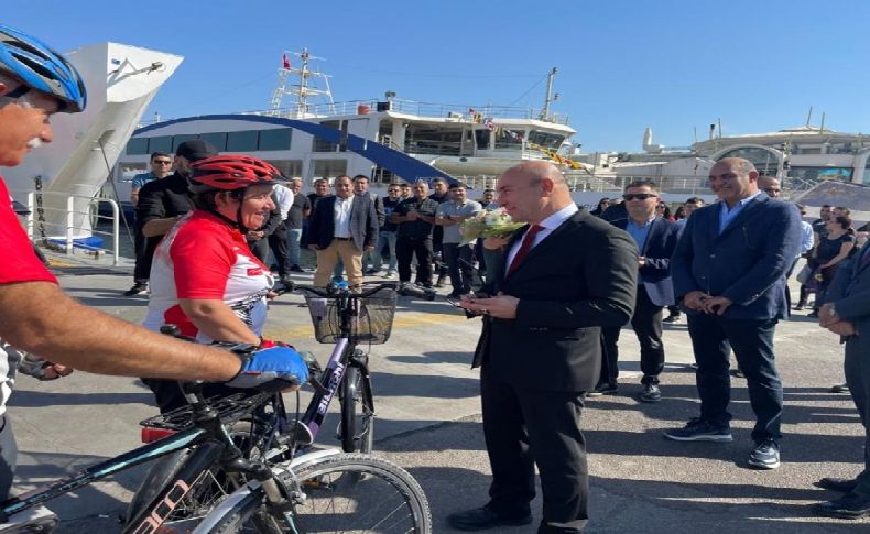 Başkan Soyer'den 350 bininci bisikletli yolcuya sürpriz