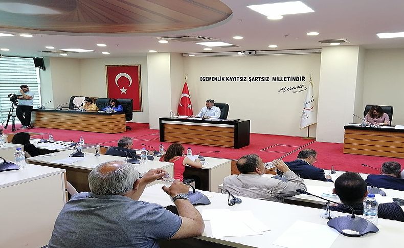 Bayraklı’da gündem yine ‘kalpli’ logo: AK Parti’nin ‘oyların’ çıkışına CHP’den reklam resti