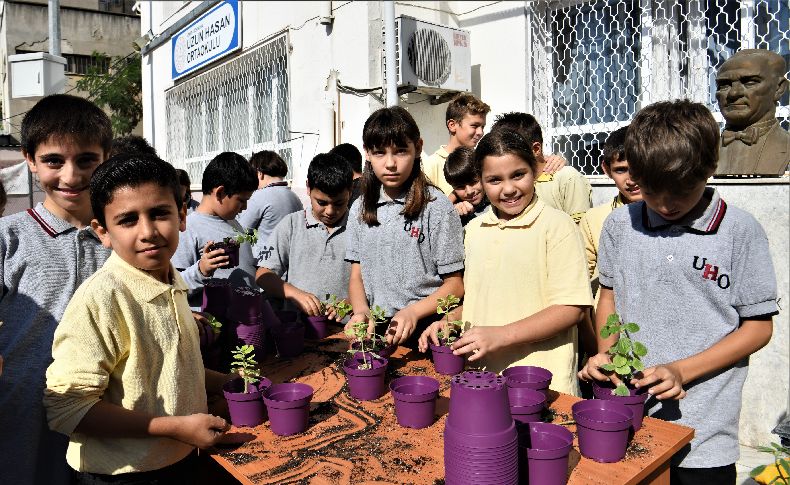 Bornovalı minikler toprakla buluştu