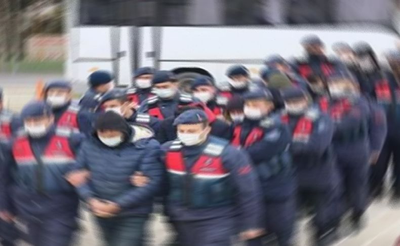 Foça’da göçmen kaçakçılığı yapan 8 kişi tutuklandı