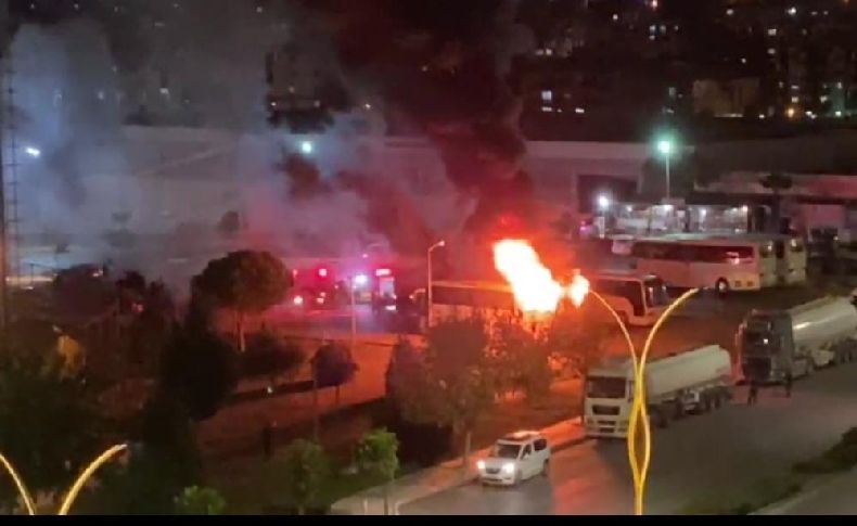 İzmir'de servis otobüsü alev alev yandı
