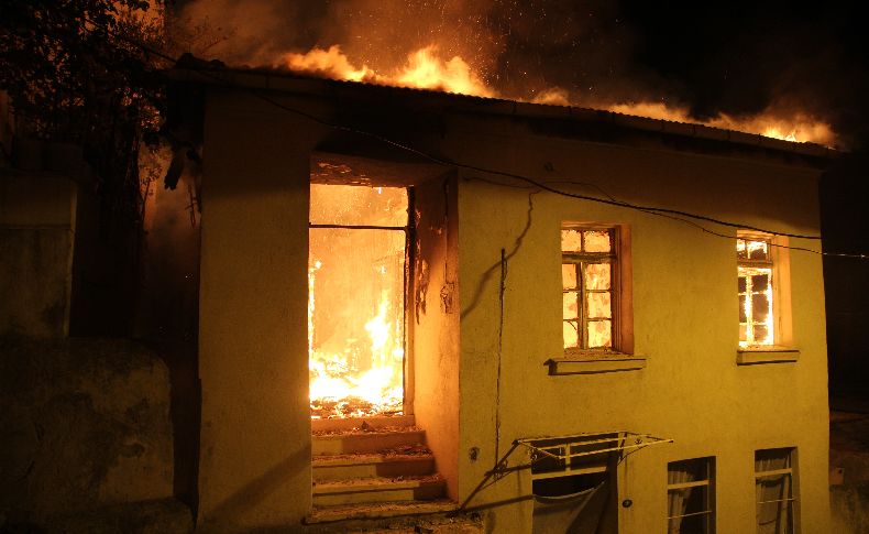 İzmir’de alevli gece: 3 katlı müstakil ev alev alev yandı
