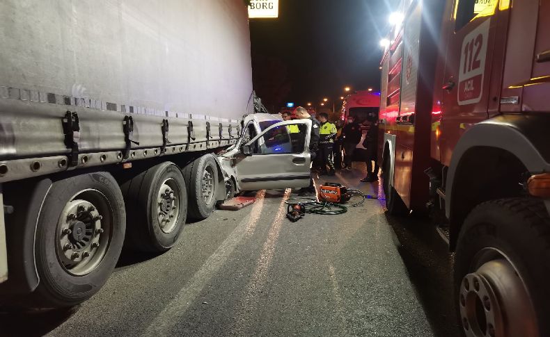 İzmir’de hafif ticari araç tıra ok gibi saplandı: 1 ölü