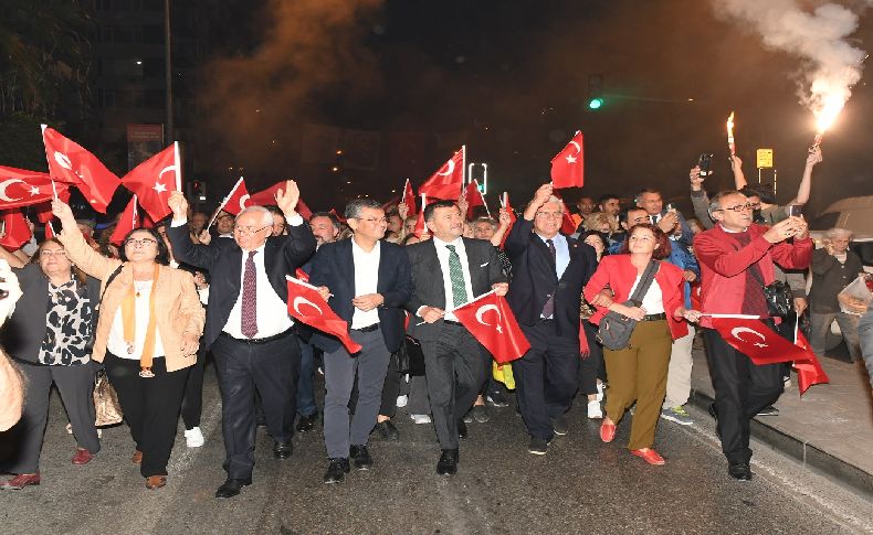 Karabağlar'da coşkulu Cumhuriyet yürüyüşü! 99 yıl gururu
