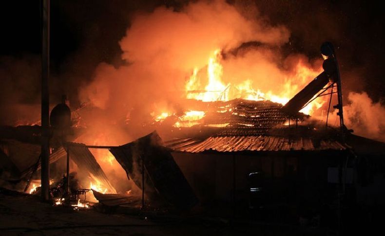 Komşu iki kardeşin evleri alev alev yandı