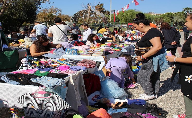Oyuncaklar kapışıldı: Karşıyaka'da çocuklara özel ikinci el pazarı