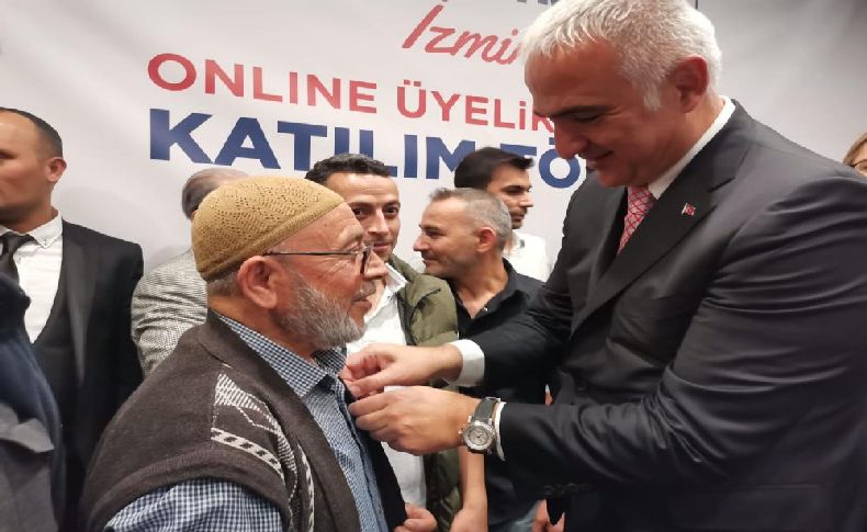 Bakan Ersoy, İzmir’de AK Parti’ye katılanlara rozet taktı