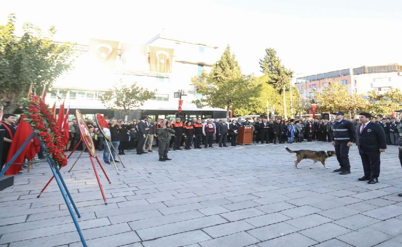 Buca’dan Ata'ya saygı duruşu