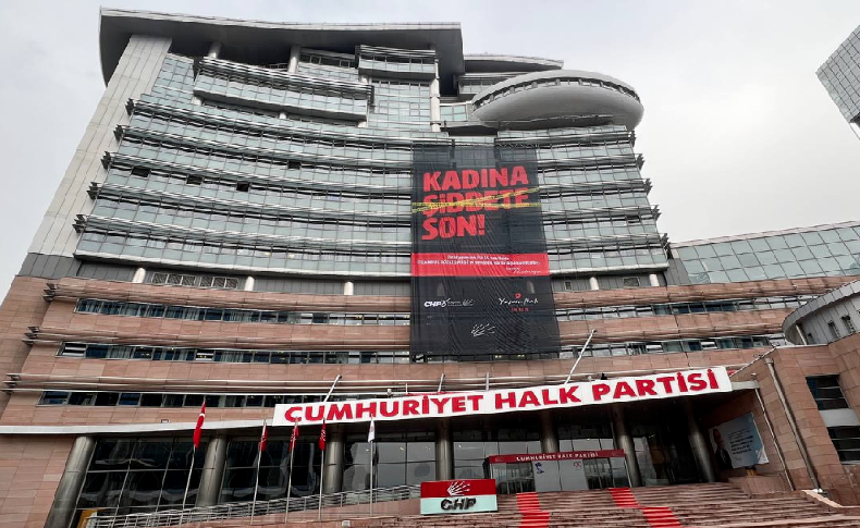 CHP Genel Merkezi'ne “Kadına Şiddete Son' pankartı asıldı