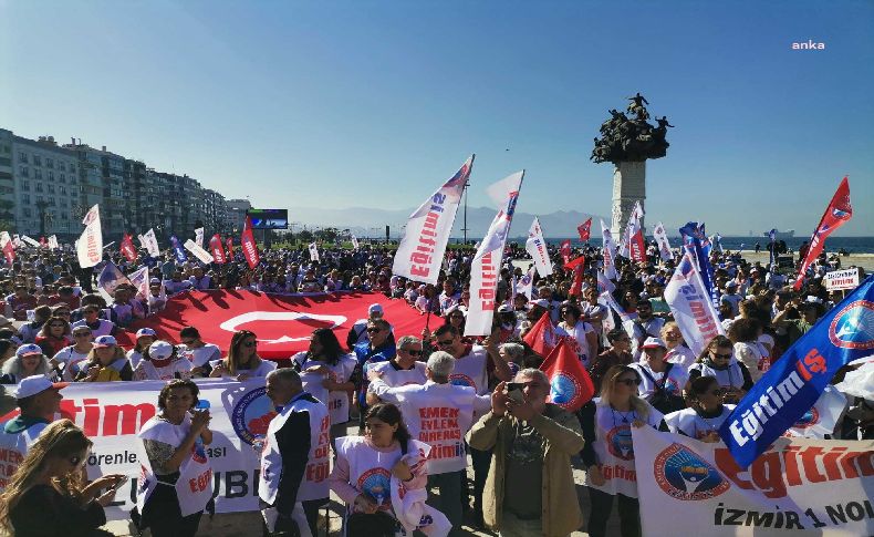 Eğitim İş'ten İzmir'de 'Öğretmenlik Meslek Kanunu' protestosu