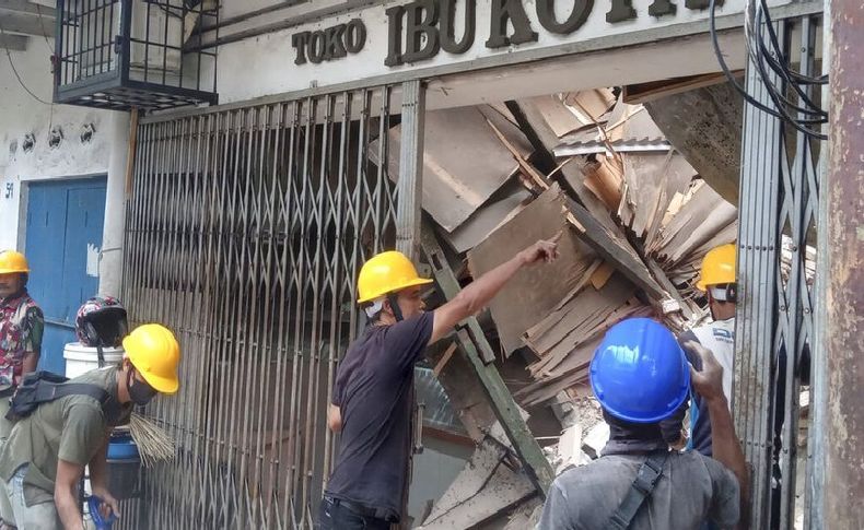 Endonezya'da 5,6'lık deprem: En az 46 ölü